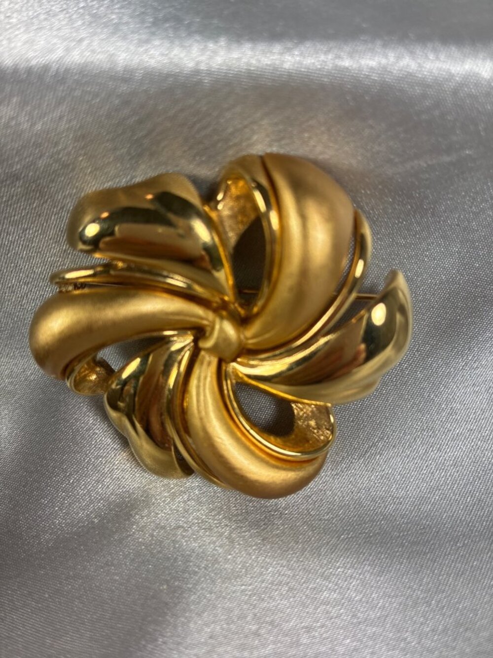 Vintage Monet Gold Tone Ribbon Brooch Large Two Finish Statement Pin - Picture 6 of 9
